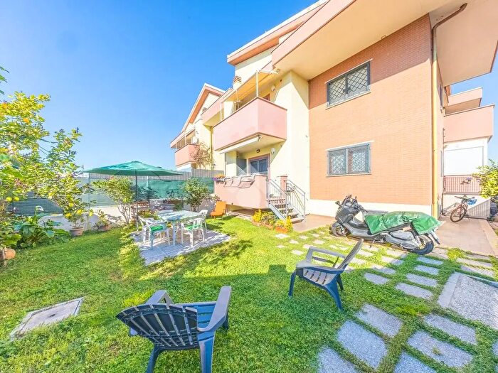 Appartamento trilocale in vendita in Via SantElpidio a Mare, Roma