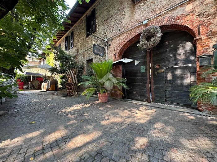 Casa con 7 locali in vendita in Via Picchetta, Cameri