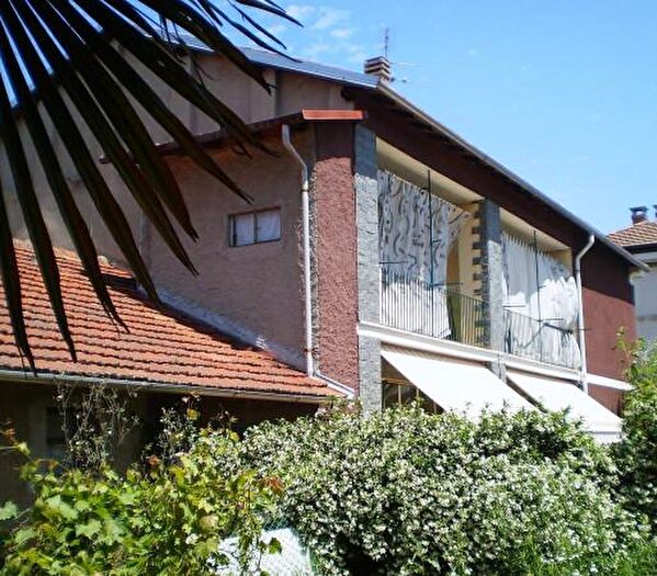 Casa con 6 locali in vendita in Cameri