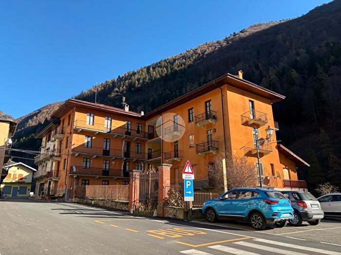 Casa con 20 locali in vendita in Via Roma, Ronco Canavese