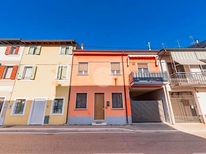 Appartamento bilocale in vendita in Via Scuole, Sommacampagna