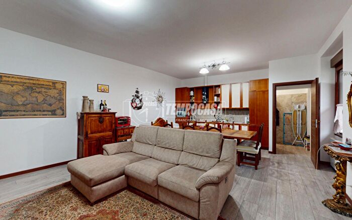 Appartamento quadrilocale in vendita in Via Dante Cesana, Carate Brianza