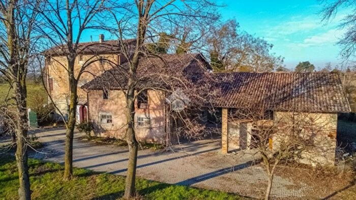 Casa con 10 locali in vendita in Via Monte Pasubio, Bibbiano