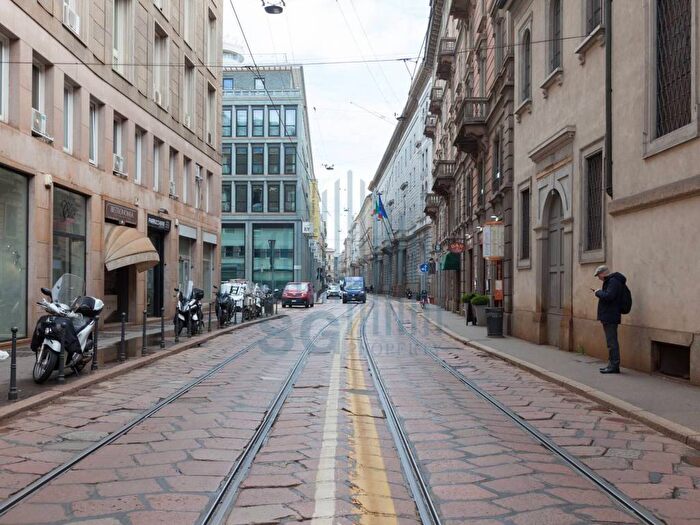 Appartamento trilocale in affitto in Via Meravigli, Duomo, Milano