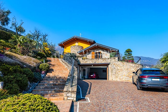 Casa con 10 locali in vendita in Piazza San Salvatore, Almenno San Salvatore