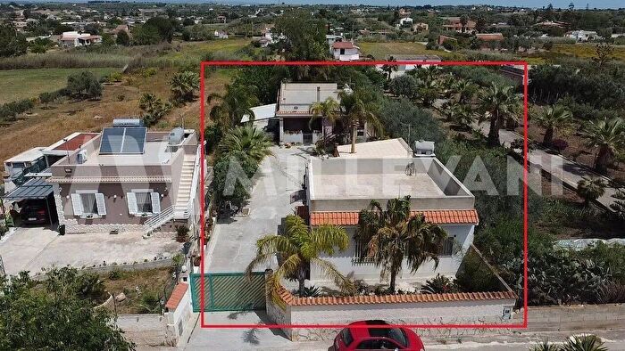 Casa con 10 locali in vendita in Via delle Rose, Ispica