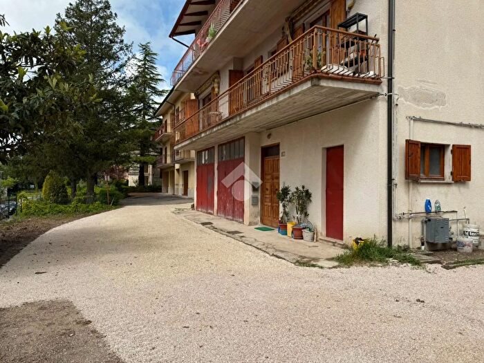 Casa con 9 locali in vendita in Via delle Vigne, Scheggia E Pascelupo