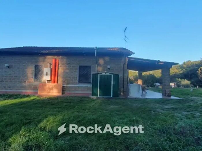 Casa quadrilocale in vendita in Via dei Piani, Nepi