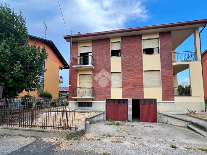 Casa con 8 locali in vendita in Strada di Mezzo, Alba