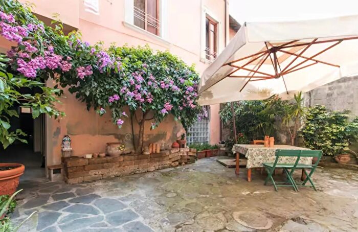 Appartamento con 11 locali in affitto in Pietrasanta