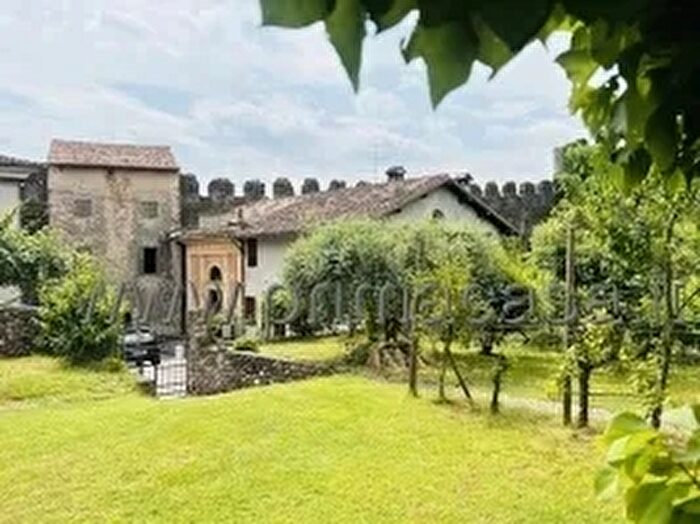 Appartamento quadrilocale in vendita in Via Castello, Monzambano