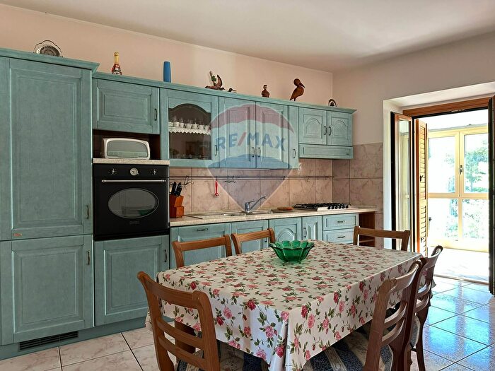 Casa con 8 locali in vendita in Via San Lorenzo, Castelpizzuto