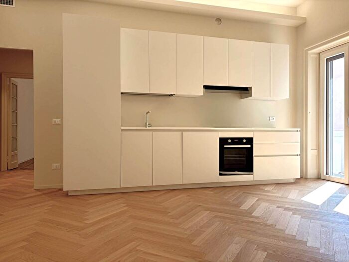 Appartamento trilocale in affitto in Via Costanza, Washington, Milano