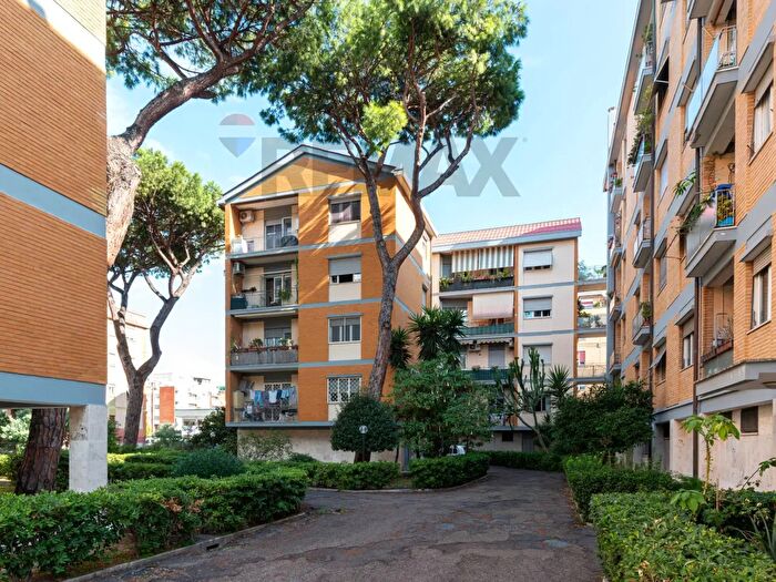 Appartamento trilocale in vendita in Via Diego Simonetti, Roma
