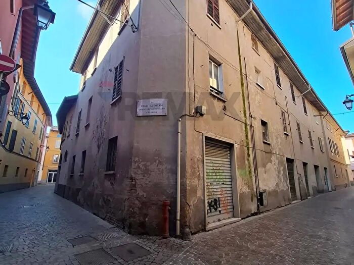 Casa con 15 locali in vendita in Via Bartolomeo Rozzone, Treviglio
