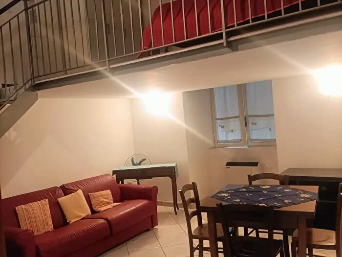 Appartamento trilocale in affitto in Via Duomo, Napoli