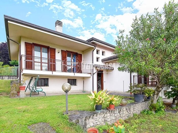 Casa con 8 locali in vendita in Via Alcide De Gasperi, Eupilio