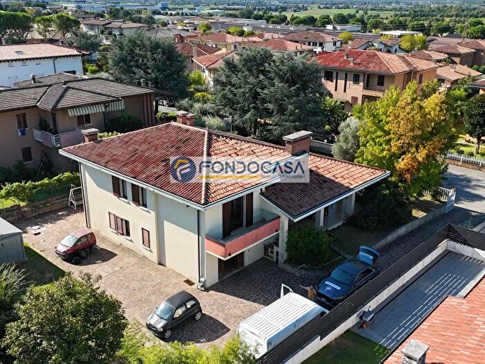 Casa con 5 locali in vendita in Viale Croce Rossa, Castiglione Delle Stiviere