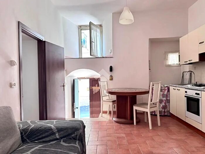 Appartamento quadrilocale in vendita in Via Camillo Benso Conte di Cavour, Caprarola