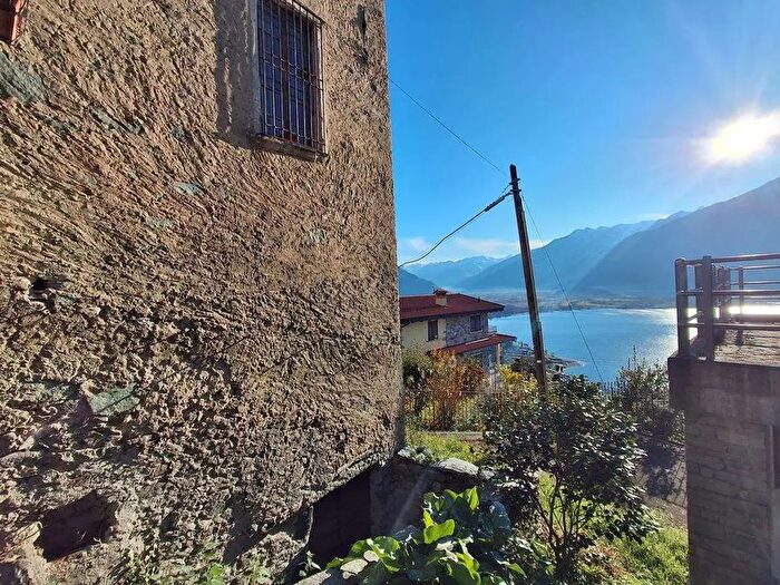 Casa con 8 locali in vendita in Trezzone