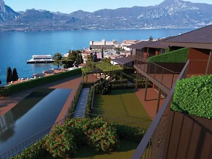 Appartamento quadrilocale in vendita in Via San Faustino, Torri Del Benaco