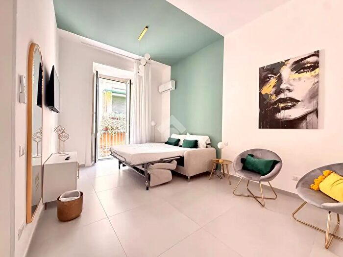 Appartamento quadrilocale in vendita in Vico Cariati, Napoli