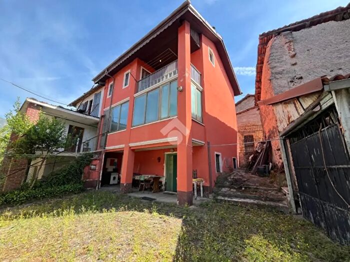 Casa con 6 locali in vendita in Via Ubertallo, Castelnuovo Nigra