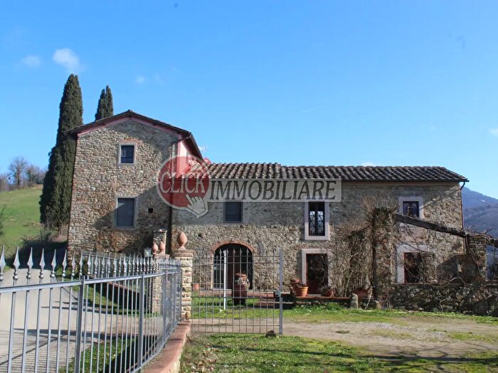 Casa con 20 locali in vendita in Vicchio