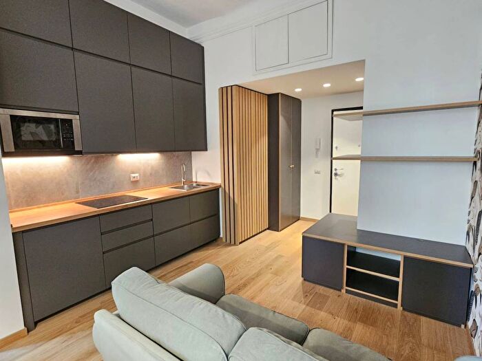 Appartamento bilocale in affitto in Viale Regina Margherita, Montenero, Milano
