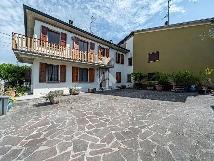 Casa con 6 locali in vendita in Via Matteotti, Campegine