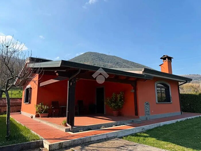 Casa quadrilocale in vendita in Contrada Ortiana, Montelanico