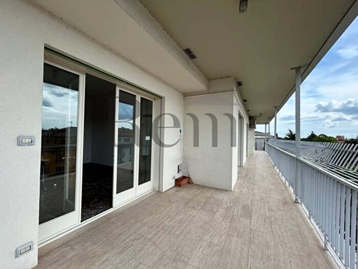 Appartamento con 9 locali in affitto in Via S Margherita, Treviso