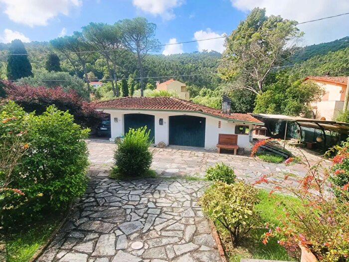 Casa con 7 locali in vendita in Ameglia