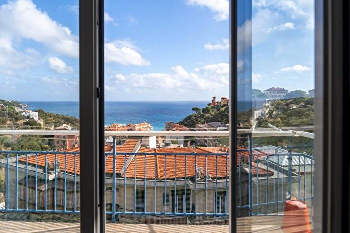 Appartamento trilocale in vendita in Via Cassisi, Celle Ligure