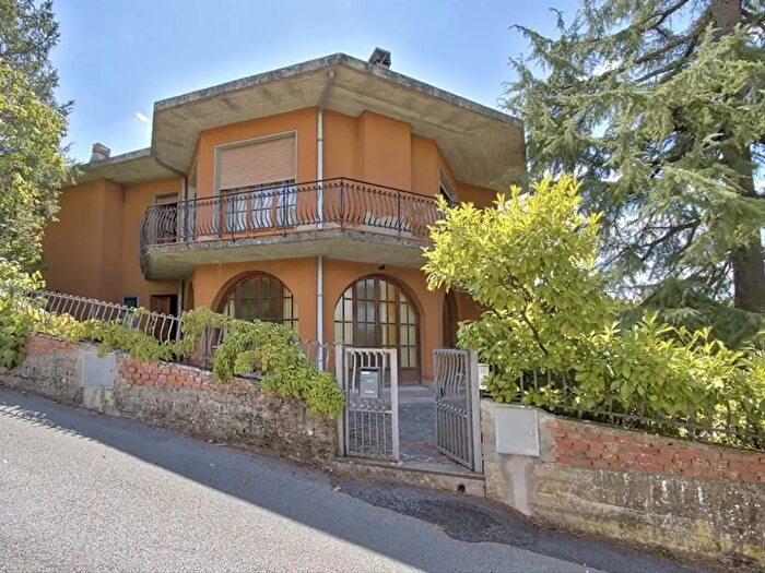 Casa con 12 locali in vendita in Bucine