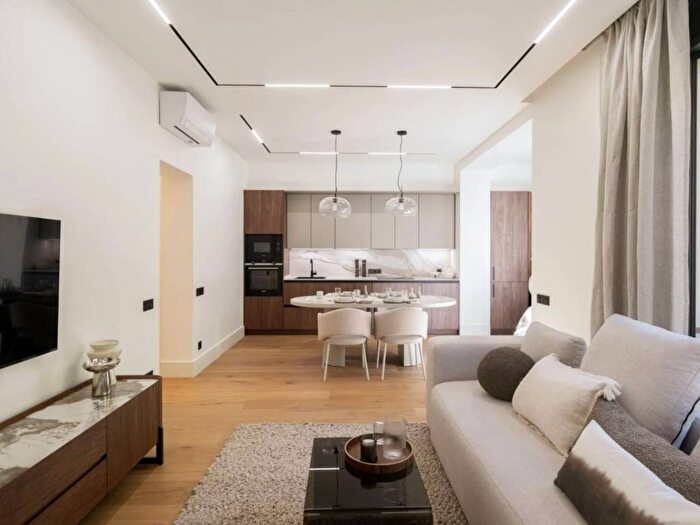 Appartamento quadrilocale in affitto in Frua, Milano