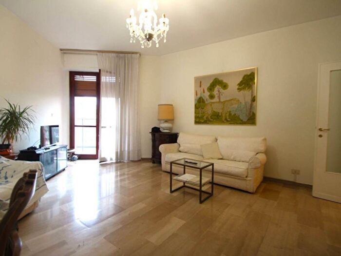 Appartamento trilocale in affitto in Via Lorenteggio, Giambellino, Milano