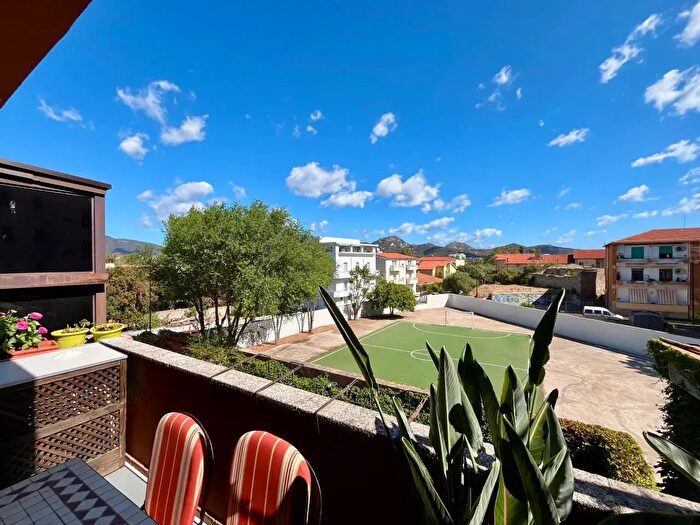 Appartamento con 5 locali in vendita in Olbia