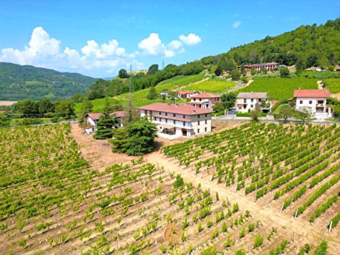 Casa con 6 locali in vendita in Monastero Bormida