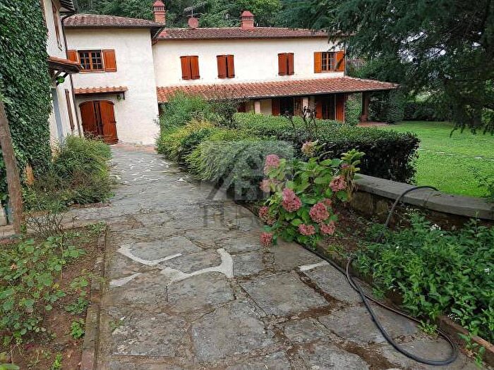 Casa con 6 locali in vendita in Via dei Santeschi, Lucca