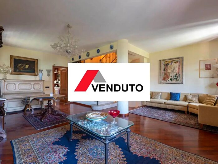 Casa con 8 locali in vendita in Catania