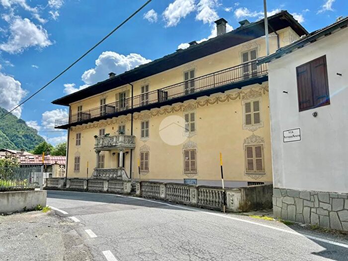 Appartamento trilocale in vendita in Via Vittorio Veneto, Usseglio