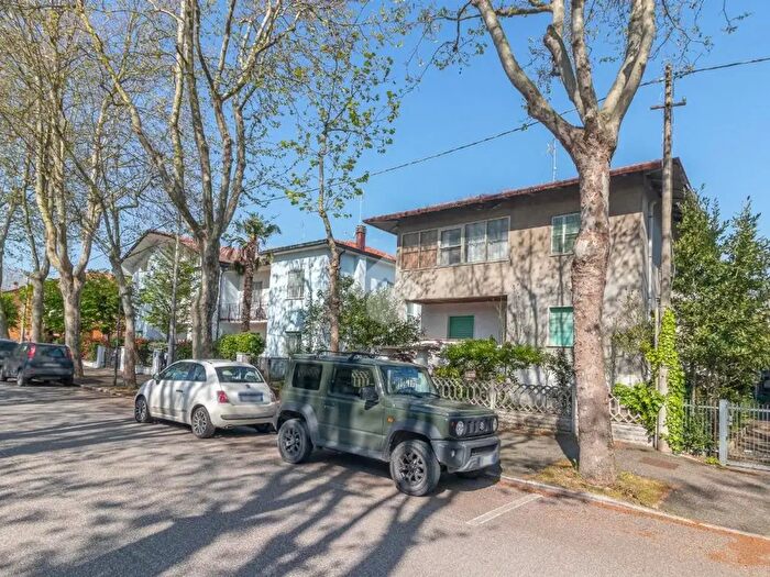 Casa con 9 locali in vendita in Viale C Menotti, Cesenatico