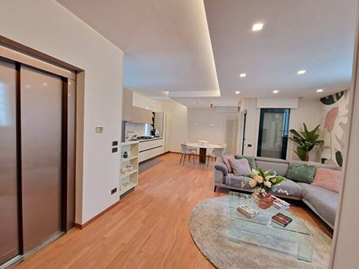 Casa con 6 locali in vendita in Latina