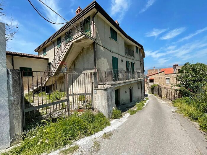 Casa con 12 locali in vendita in Solopaca