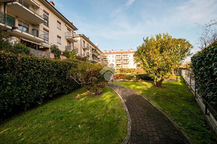 Appartamento quadrilocale in vendita in Piazza Monsignore Luigi Moneta, Cesano Boscone