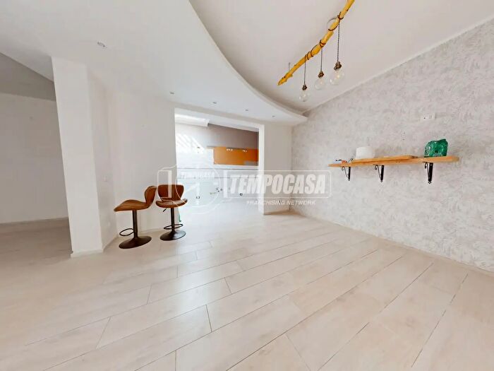 Appartamento trilocale in vendita in Via Luca De Samuele Cagnazzi, Bari