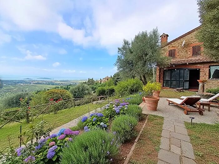 Casa con 6 locali in vendita in Pischiello, Passignano Sul Trasimeno