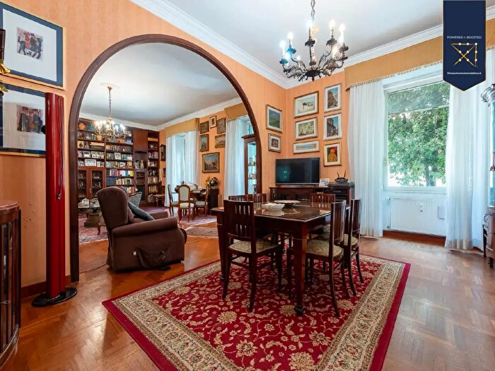 Appartamento con 6 locali in vendita in Via Lariana, Roma