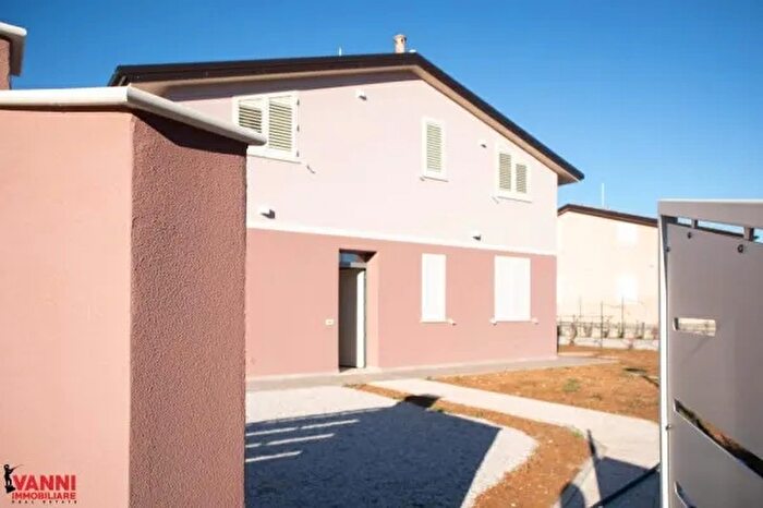 Appartamento con 6 locali in vendita in Via Circonvallazione, Cecina